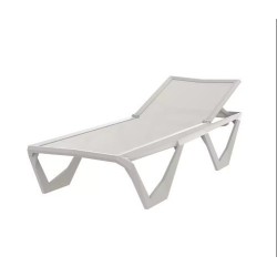 Juego de 4 tumbonas Vondom Voxel con 4 mesas de centro