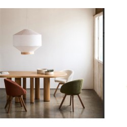 Silla Arvin Swirl en tejido chenilla beige y patas de madera de roble VeryForma