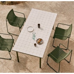 Silla Arvin Swirl en tejido chenilla beige y patas de madera de roble VeryForma