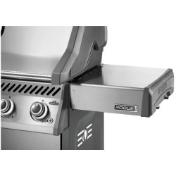 Churrasqueira a gás Napoleon Rogue® PRO 425 BB SIZZLE ZONE™ e 4 queimadores, sendo um deles lateral